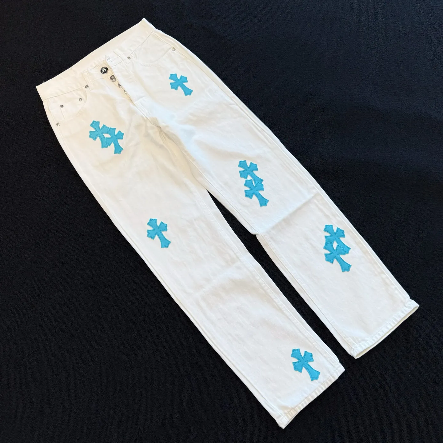 P230 Style number: D415 Chrome hearts CH grams new classic cross patch leather jeans Size: s-xl (28 30 32 34) Color: white pants green leather Size reference 28 pants length 100 waist circumference 72 30 pants length 101 waist circumference 76 32 pants length 103 waist circumference 80 34 pants length 104 waist circumference 84